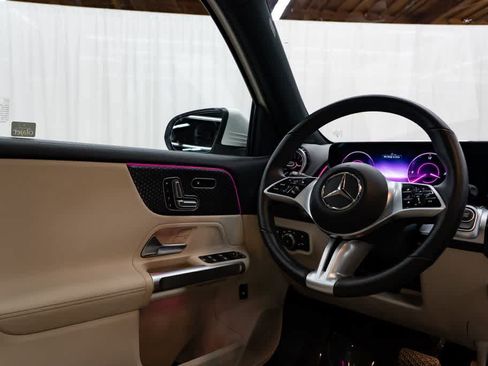 Used 2024 Mercedes-Benz EQB 300 4MATIC image 11