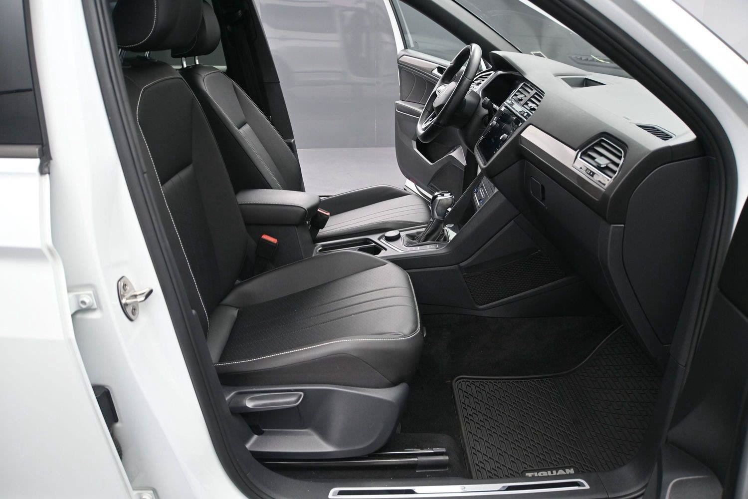 Used 2022 Volkswagen Tiguan SE R-Line AWD/4WD image 16