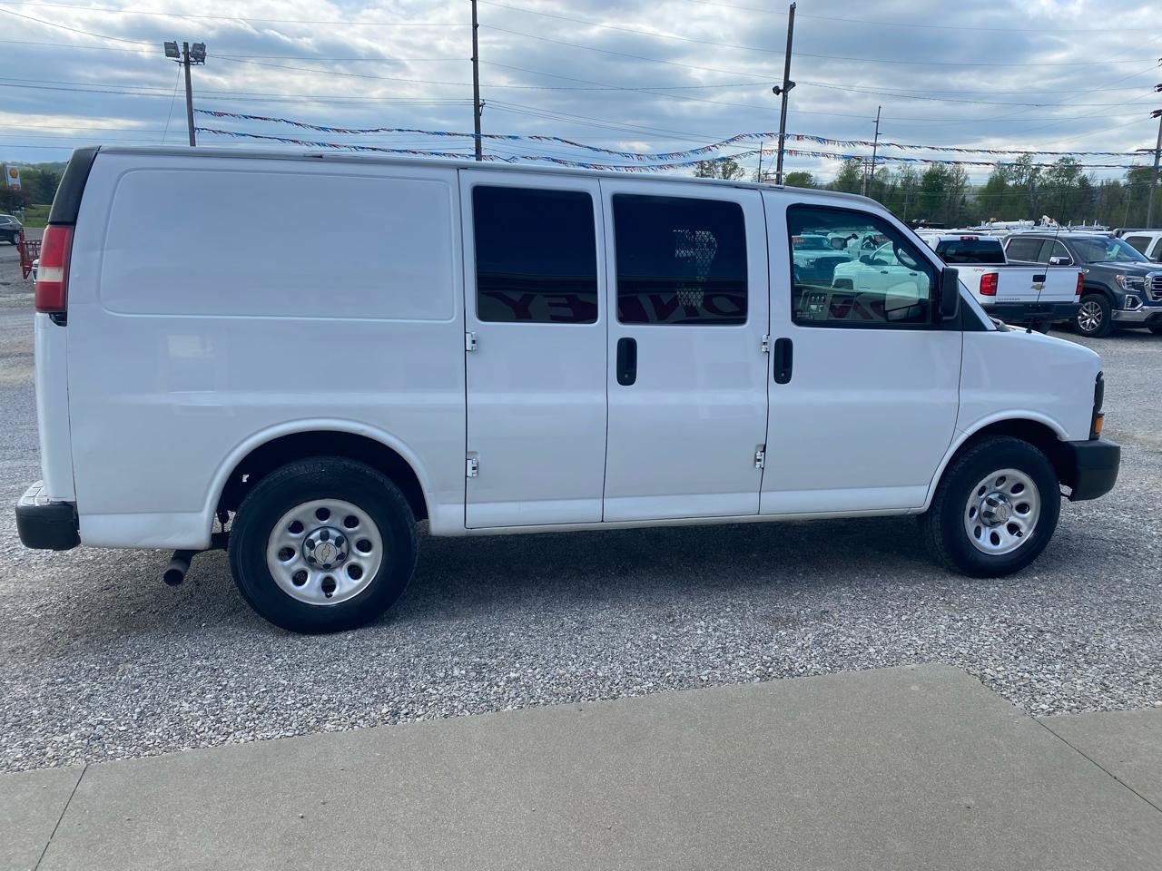 Used 2010 Chevrolet Express 1500 RWD image 2