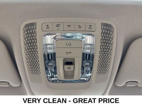 Used 2023 Mercedes-Benz GLB 250 4MATIC w/ Premium Package image 17