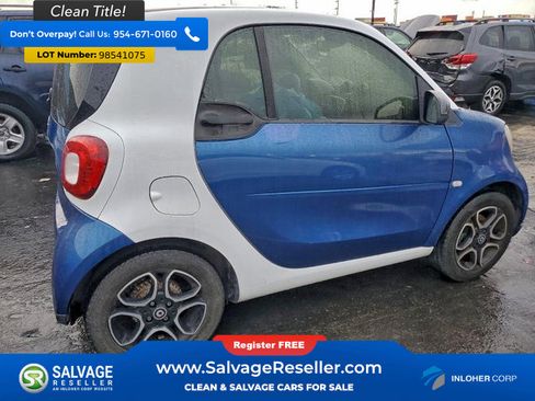 Used 2016 smart fortwo Coupe image 4