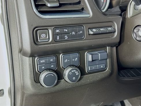 Used 2021 Chevrolet Suburban Premier w/ Premium Package AWD/4WD image 18