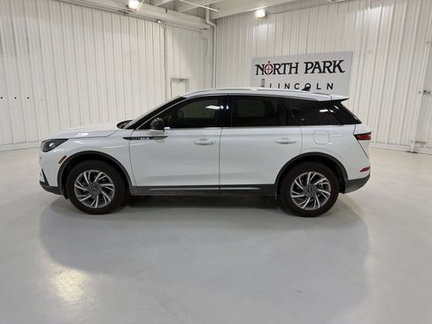 Used 2025 Lincoln Corsair FWD image 2