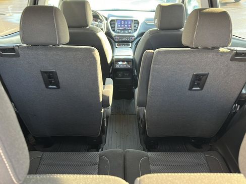 Used 2023 GMC Acadia SLE w/ Driver Convenience Package image 10
