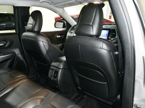 Used 2019 Jeep Cherokee Limited image 16