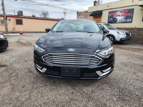Used 2017 Ford Fusion SE w/ Equipment Group 201A FWD image 2
