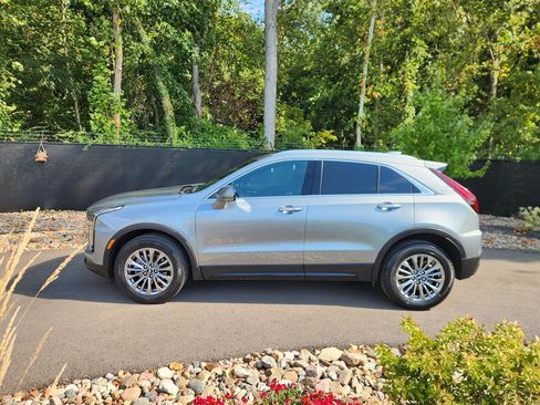 Used 2025 Cadillac XT4 Premium Luxury image 2