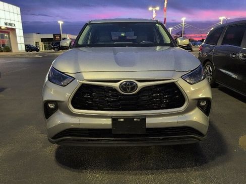 Used 2024 Toyota Highlander LE image 3