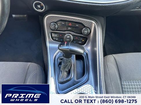 Used 2015 Dodge Challenger SXT RWD image 17