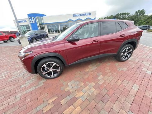 Used 2024 Chevrolet Trax RS FWD image 31