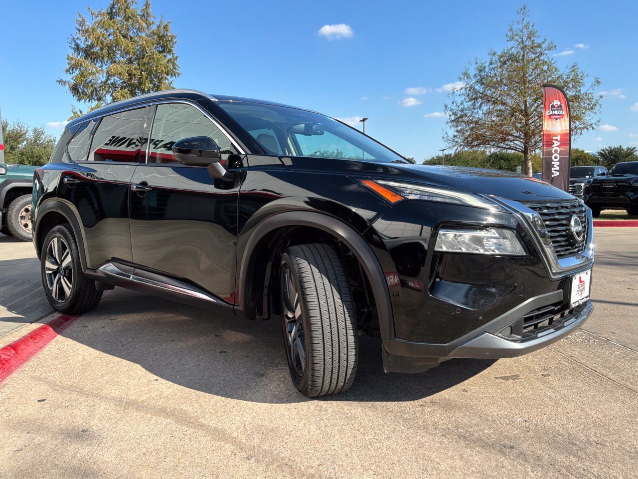 Used 2023 Nissan Rogue SL w/ SL Premium Package FWD image 3