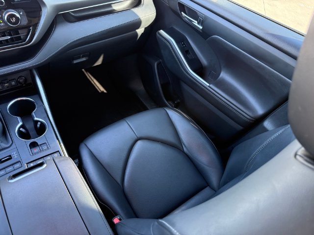 Used 2020 Toyota Highlander XLE AWD/4WD image 28