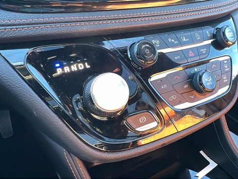 Used 2024 Chrysler Pacifica Pinnacle image 32