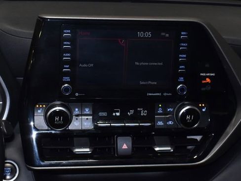 Used 2020 Toyota Highlander XLE image 16