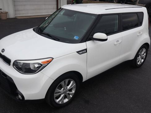 Used 2016 Kia Soul + image 11