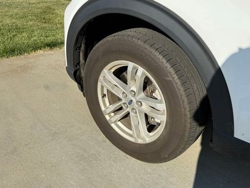 Used 2023 Ford Explorer XLT w/ Equipment Group 202A AWD/4WD image 5