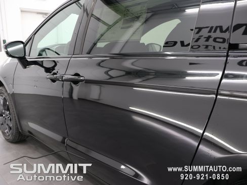 New 2027 Chrysler Pacifica Limited w/ Family Tech Group AWD/4WD image 39