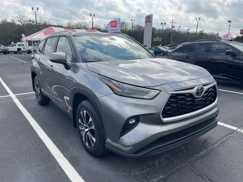 New 2026 Toyota Highlander XLE image 1