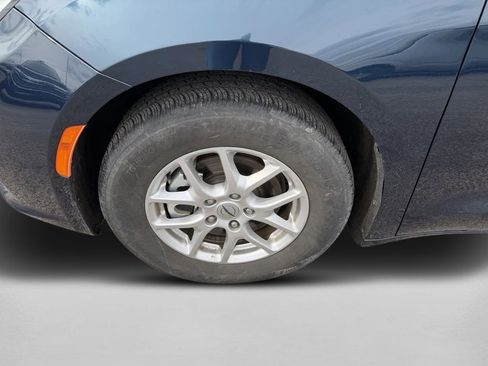 Used 2023 Chrysler Pacifica Touring-L image 37