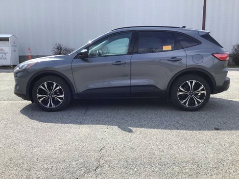 Used 2022 Ford Escape SE w/ SE Sport Appearance Package image 4