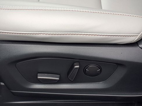 Used 2025 Ford Explorer Active w/ Active Comfort Package image 4