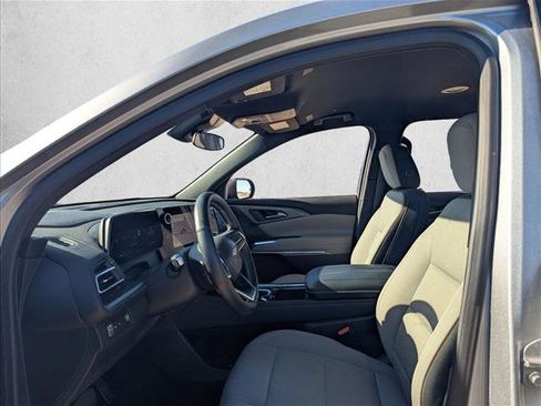 Certified 2025 Chevrolet Traverse LT w/ Driver Confidence Package image 8