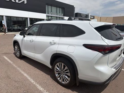 Used 2026 Toyota Highlander Platinum image 8