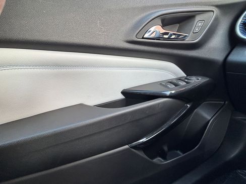 Used 2025 Chevrolet Trax LT image 32