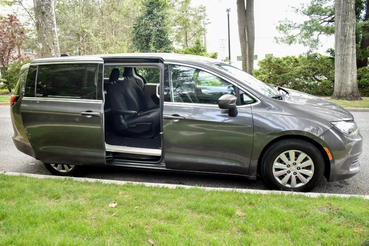 Used 2019 Chrysler Pacifica L FWD image 13