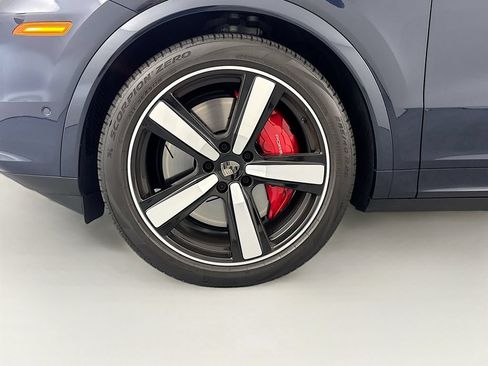 Used 2025 Porsche Cayenne Turbo AWD/4WD image 34