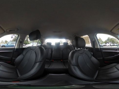 Used 2025 Genesis G70 2.5T image 43