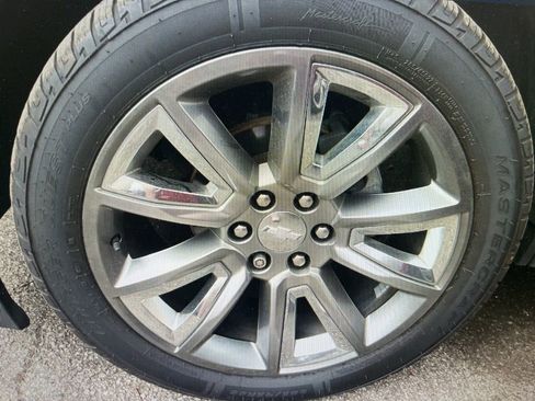 Used 2019 Chevrolet Suburban Premier image 3