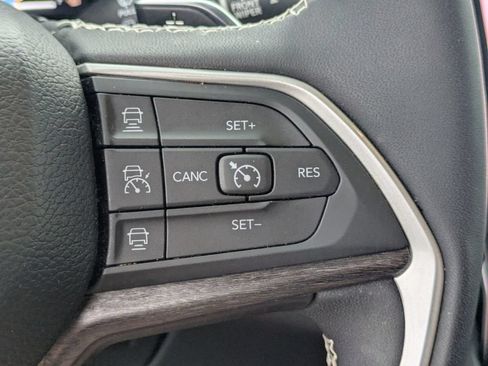Used 2023 Jeep Grand Cherokee Limited AWD/4WD image 17