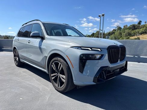 Used 2024 BMW X7 xDrive40i w/ M Sport Package AWD/4WD image 3