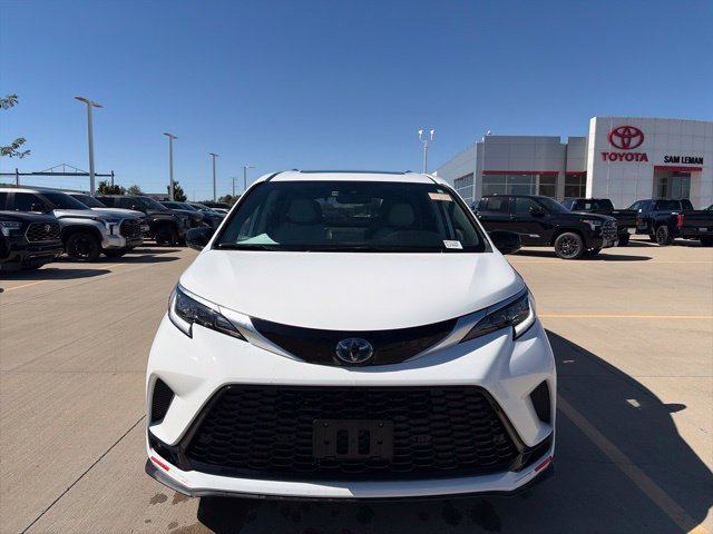 Used 2024 Toyota Sienna XSE FWD image 2