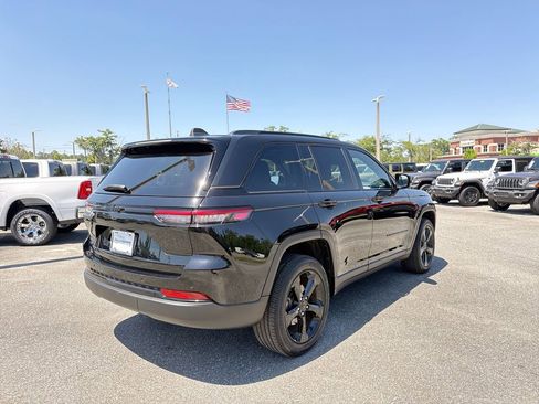 Used 2023 Jeep Grand Cherokee Altitude AWD/4WD image 3