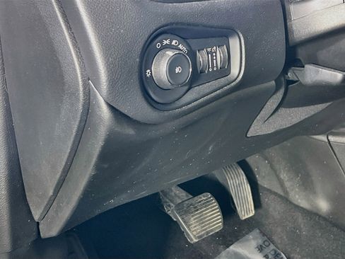 Used 2023 Jeep Renegade Altitude w/ Sun/Sound Group AWD/4WD image 10