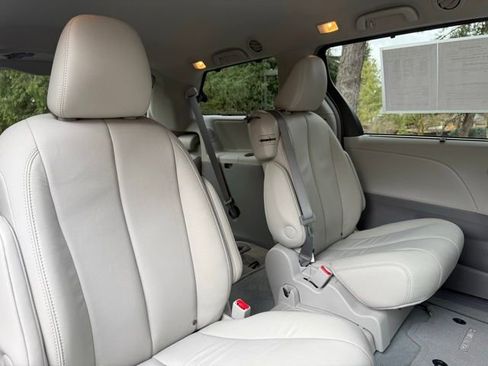 Used 2013 Toyota Sienna XLE w/ Premium Pkg image 25