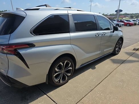 Used 2025 Toyota Sienna Platinum FWD image 10