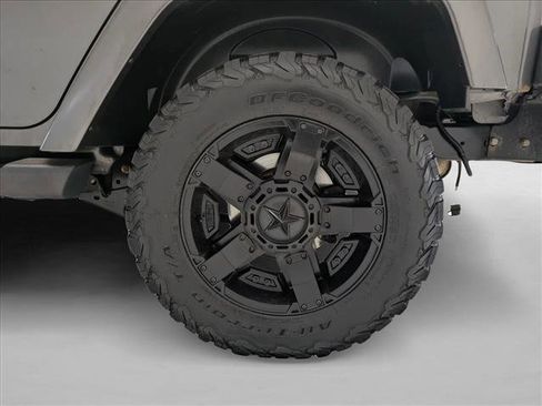 Used 2017 Jeep Wrangler Unlimited Sahara w/ Connectivity Group AWD/4WD image 22
