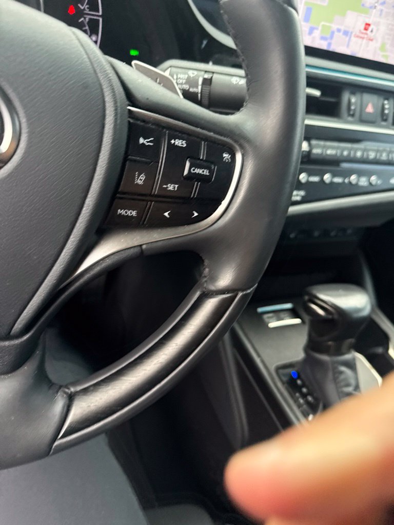 Used 2024 Lexus ES 300h w/ Technology Package FWD image 3