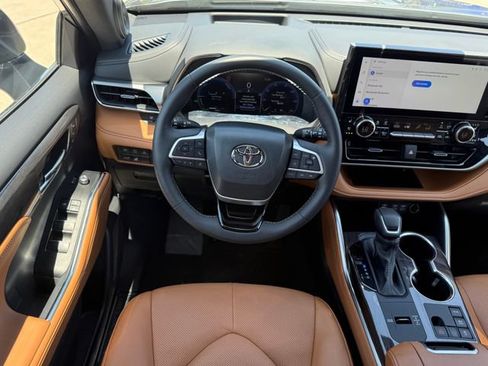 Used 2026 Toyota Highlander Platinum AWD/4WD image 29