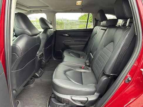 Certified 2025 Toyota Highlander XLE AWD/4WD image 34