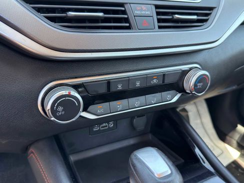 Used 2025 Nissan Altima 2.5 SR FWD image 13