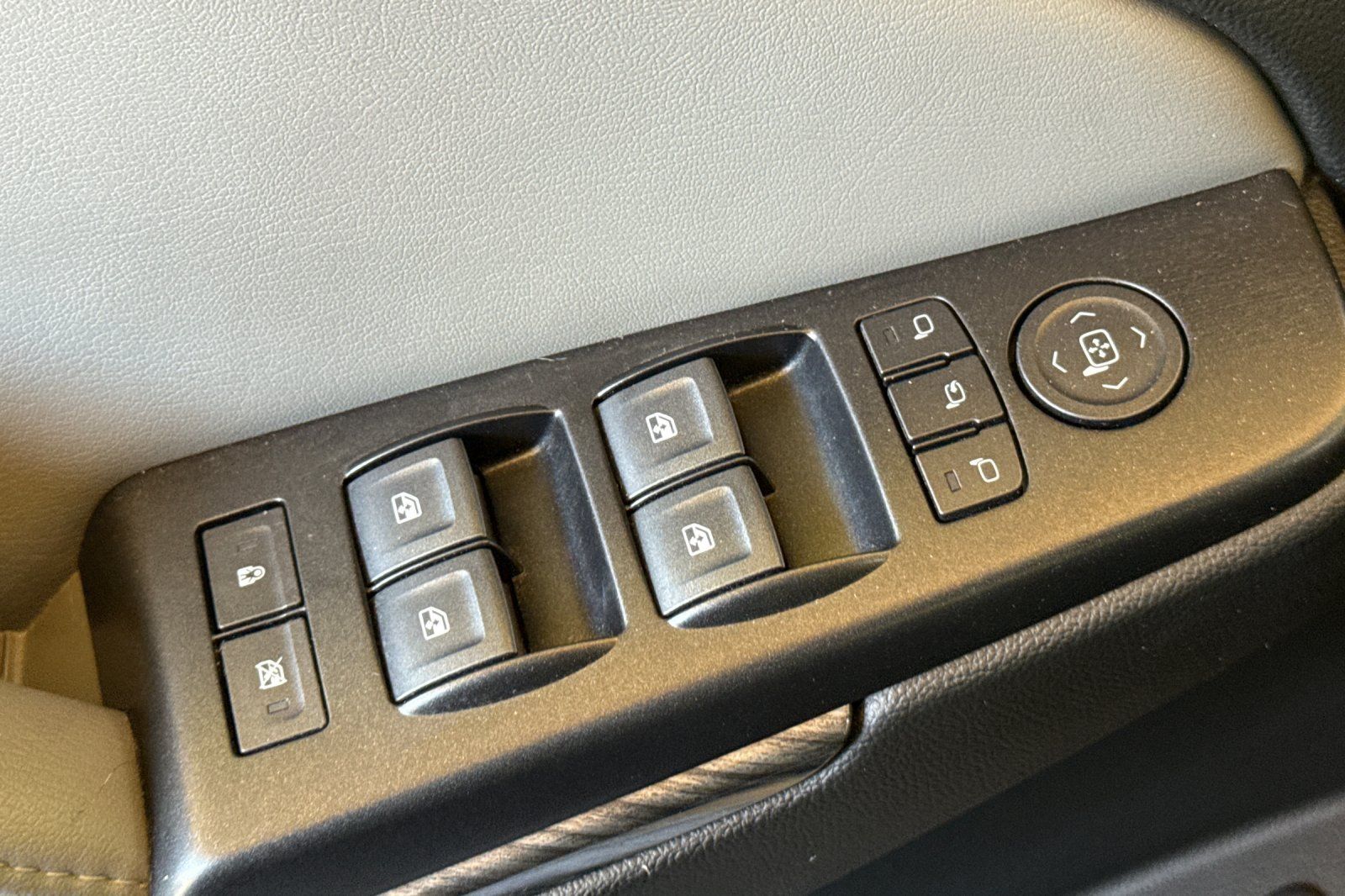 Used 2019 Chevrolet Suburban LT w/ Luxury Package AWD/4WD image 13