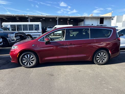 Used 2023 Chrysler Pacifica Touring-L FWD image 3