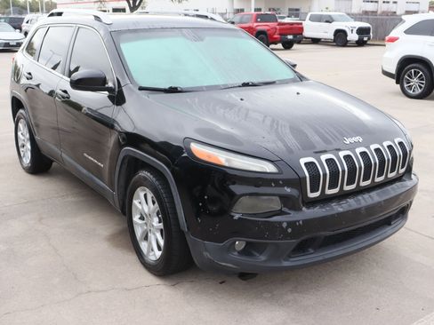 Used 2018 Jeep Cherokee Latitude Plus image 2