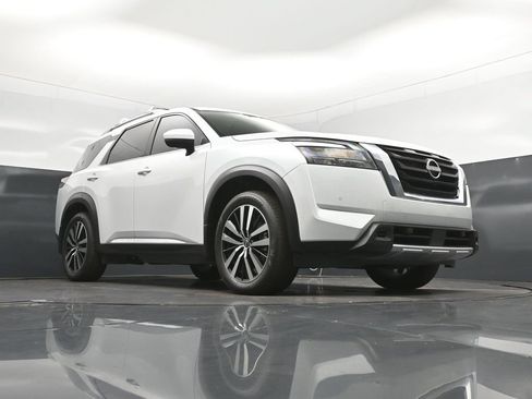 Used 2025 Nissan Pathfinder Platinum FWD image 44