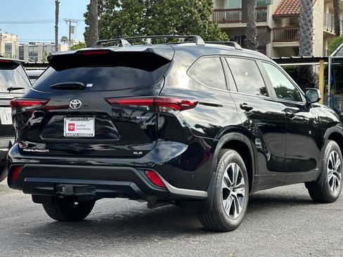 Certified 2025 Toyota Highlander XLE AWD/4WD image 4