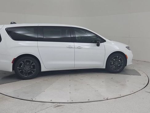 New 2026 Chrysler Pacifica Select image 16